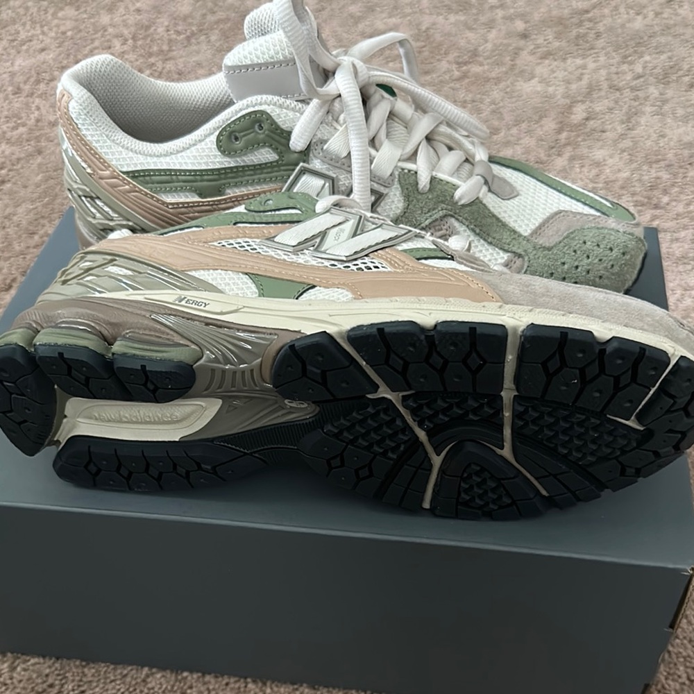 New Balance Green and Tan Sneakers for Everyday Comfort - Picture 4 of 4